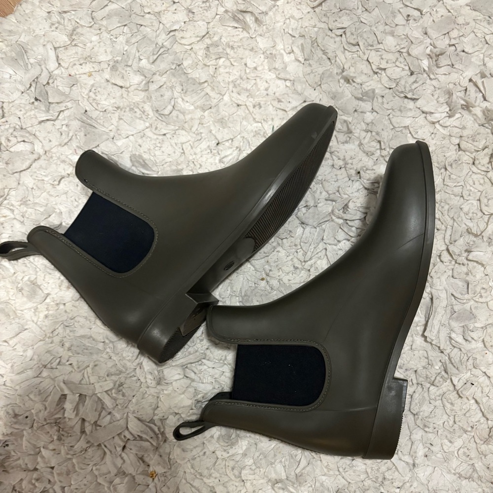 A New Day Rain boots. Green. Size 11